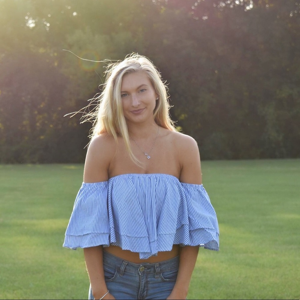 Crop off the shoulder striped top 🤩